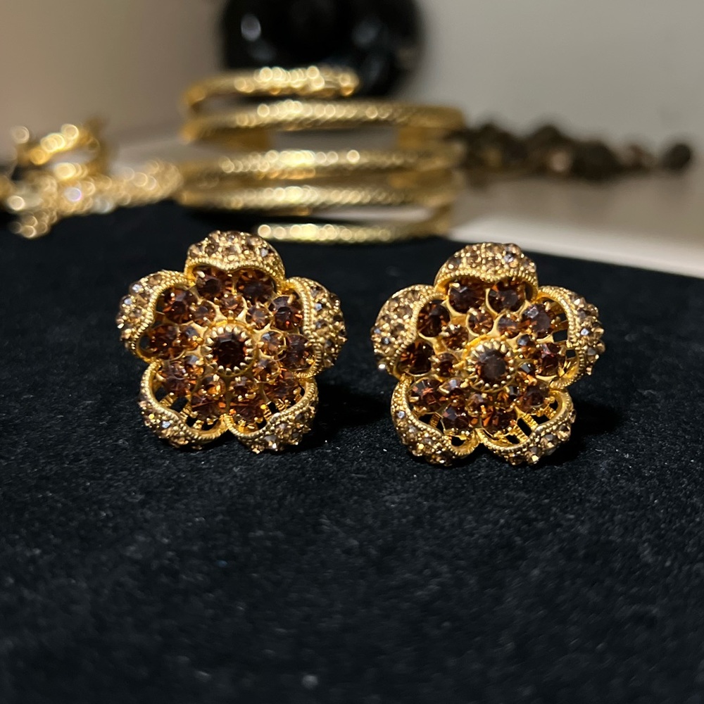 ELEGANT CRYSTAL FLOWER EARRINGS! Pristine Condition. Super chic and shiny!